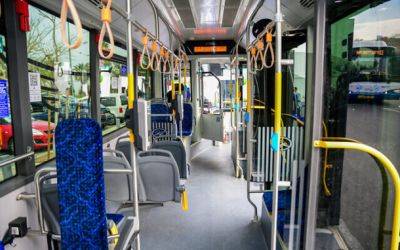 Сексизм в общественном транспорте: водитель автобуса заявил женщине, одетой в майке, что она голая