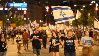 В Тель-Авиве состоялся протест против реформы, несмотря на эритрейские беспорядки