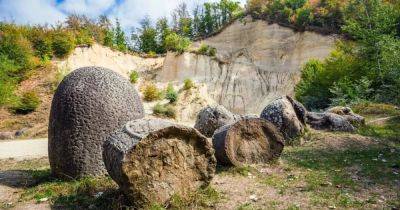 Возрастом 7 миллионов лет назад. Загадочные "живые камни" в Румынии "рождают" малышей (фото)
