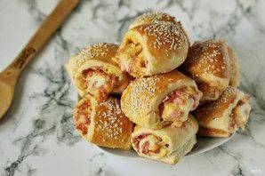 Быстро и аппетитно: рецепты рулетиков из слоеного теста с колбасой и сыром
