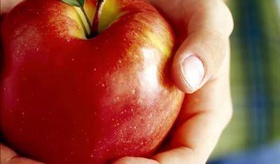 Держитесь от них подальше: кому категорически нельзя есть яблоки