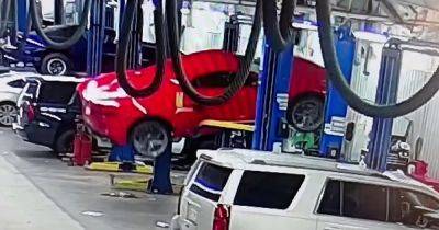 В США новейший Chevrolet Corvette стоимостью более $100 000 упал с подъемника (видео)