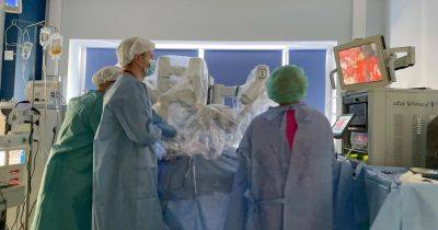 Во Львове хирурги с помощью робота Da Vinci удалили опухоль 4-летней девочке (фото)