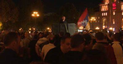 Обострение в Карабахе: протестующие в Ереване начали штурм здания правительства (видео)