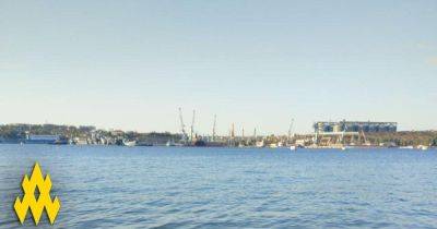"Гражданских не пускают": ВС РФ отводят военные корабли из Севастополя, — АТЕШ (фото)
