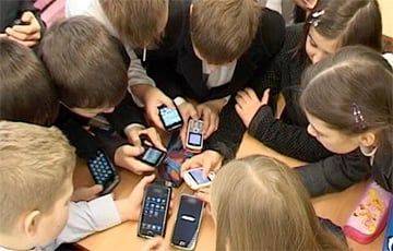 В Беларуси назвали правила использования смартфонов школьниками