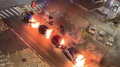 Видео: в Рамле возле многоэтажек сожгли пять машин на глазах у местных жителей