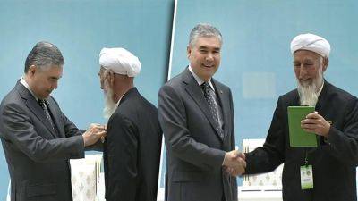 Г.Бердымухамедов провел конференцию Ассоциации туркмен мира и наградил троих ее членов медалями
