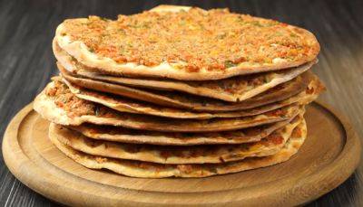 Еще аппетитней, чем пирожки: рецепт турецких лепешек с сыром и зеленью на сковороде