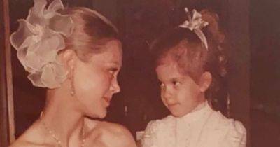 Тори Спеллинг поделилась редкими архивными фото, где позирует со своей матерью