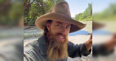 Экстремальный маршрут: житель Австралии ежедневно проезжает реку с голодными крокодилами (видео)