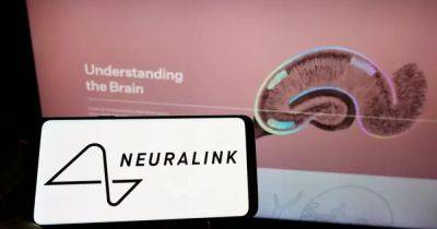 Neuralink Маска начинает испытания мозгового чипа на парализованных людях, — Reuters