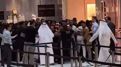 За iPhone 15 люди стоят в огромных очередях – фото и видео из Дубая