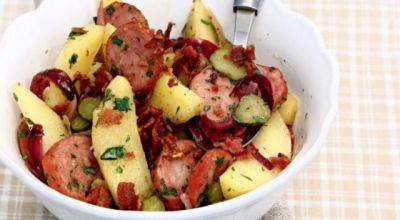 Вкус просто изумительный: рецепт немецкого картофельного салата с колбасками и маринованными огурцами