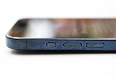 Титановые iPhone 15 Pro могут «временно» изменять цвет под влиянием жира с пальцев. Apple советует пользоваться салфеткой