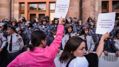 Более 80 человек задержаны на протестах в Ереване