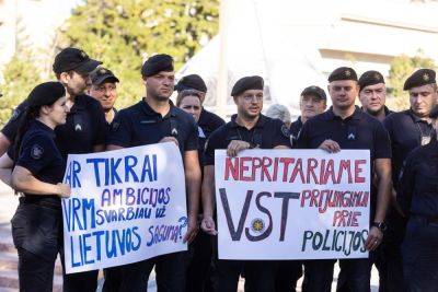 «Мы становимся как шашки»: около 50 работников правопорядка протестовали против реформы СОБ возле Сейма Литвы