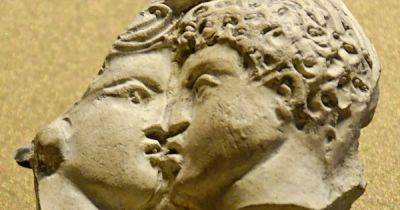 Целовали не просто так: историки объяснили, что означали поцелуи в Древней Греции (фото)