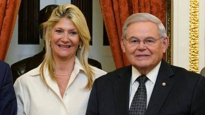 Американского сенатора Менендеса и его жену обвиняют во взятках