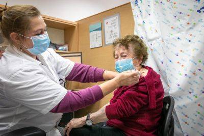 Минздрав советует начать вакцинацию от новых штаммов коронавируса