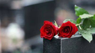 На Киевщине женщины украли цветы из могил военных - их задержали - видео