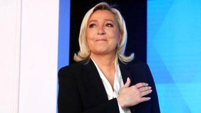 Экс-лидера французской партии Ле Пен подозревают в хищении средств ЕС