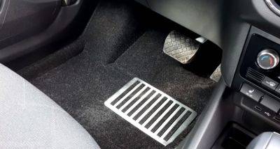 В полу под педалями появится ржавчина и дыра: чем так опасны матерчатые коврики в вашем автомобиле
