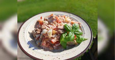 Салат с тунцом и томатами: готовится очень быстро