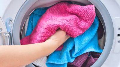 Больше это не будет помехой: как постирать одежду в стиральной машинке, если отключили воду