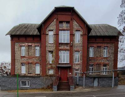 Разбитое и заросшее "бельгийское наследие": в сети показали, как сегодня выглядит гимназия в Лисичанске - видео