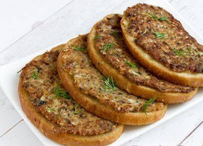 Они разлетаются как семечки: рецепт быстрых гренок с килькой в томате и солеными огурчиками - hyser.com.ua - Украина