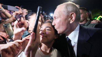 Это очень тайные знаки: психологи рассказали, почему Путин срывается и начинает при всех целовать детей