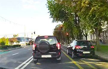 В Минске водитель проехал по велодорожке и на красный