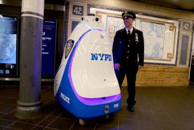 190-кг робот-полицейский будет патрулировать станцию метро под Таймс-Сквер в Нью-Йорке. Он больше похож на раздутого R2-D2