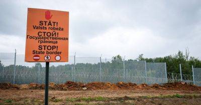"Даже на болотах": Латвия строит заграждения на границе с Беларусью