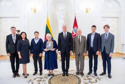 Гитанас Науседа - Президент Литвы наградил спасителей евреев Крестом "За спасение погибающих" - obzor.lt - Литва
