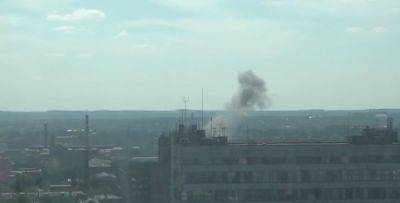 В Донецке раздался мощный взрыв: очевидцы публикуют кадры, как к небу поднимается столб дыма