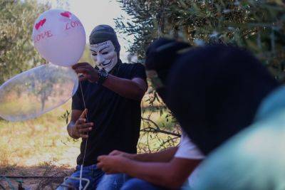Беспорядки на границе с Газой продолжаются, летят зажигательные шары