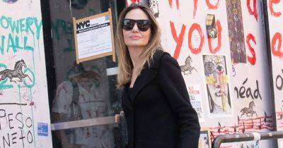Анджелина Джоли - Брэд Питт - Анджелина Джоли продемонстрировала стильное пальто на осень 2023 (фото) - focus.ua - Украина - Нью-Йорк - Нью-Йорк