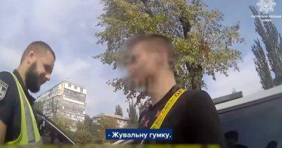 "Жевал жвачку": в Киеве водитель, вероятно, съел наркотики на глазах у полиции (видео)