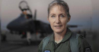 3000 часов налета: первая боевая летчица истребителя F-16E в США вышла на пенсию
