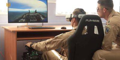 Воздушные силы показали, как украинские пилоты учатся управлять F-16 в виртуальной реальности — видео