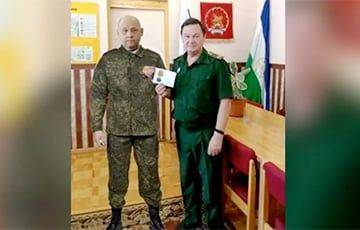 В России мертвого оккупанта поместили на снимок, где ему якобы вручают награду