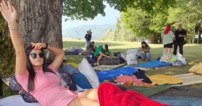 В Черногории проводят чемпионат по лени: участники лежат в кроватях уже пятую неделю (ВИДЕО)