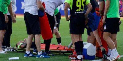 Вынесли на носилках. Игрок Полесья получил жуткую травму в матче Кубка Украины против бывшего клуба - видео - nv.ua - Украина