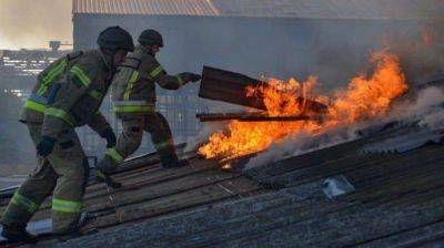 Россия ударила по предприятиям в Херсоне, когда спасатели тушили там пожар