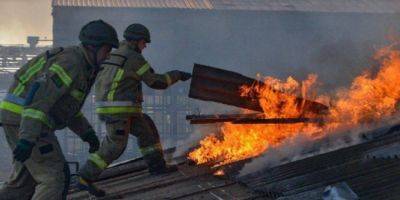 Оккупанты обстреляла группу спасателей в Херсоне, которые тушили пожар после российского удара