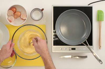 Экономно и со вкусом: как приготовить пышный омлет на всю семью всего из 2 яиц