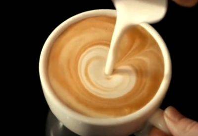 Кишечник не пожелает вам "доброго утра": кому нельзя пить кофе с молоком и почему