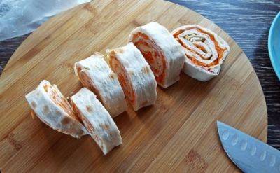Закуска, которой всегда оказывается мало: рецепт лаваша с крабовыми палочками и корейской морковью